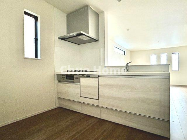 江東区東砂3丁目新築分譲住宅のキッチン|ワイドで収納豊富なシステムキッチン