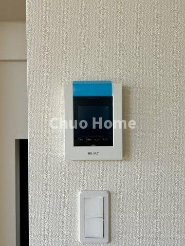 江東区東砂3丁目新築分譲住宅のセキュリティ|【モニターホン】誰が来たかすぐにわかるカラーモニター付きインターホン。通話ボタンを押すまでは室内の音は漏れていませんので相手を確かめてから応対できます。