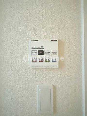 江東区東砂3丁目新築分譲住宅の冷暖房・空調設備|【浴室乾燥機】暖房・冷風・換気・乾燥が可能です。毎日を快適に過ごせるうれしい機能が揃っています。雨の日の洗濯物も安心です。