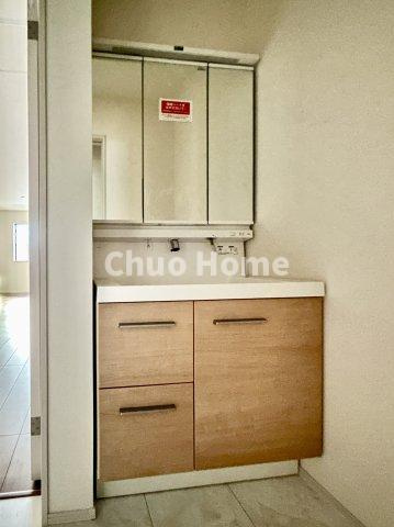 江東区東砂3丁目新築分譲住宅の独立洗面台|【洗面化粧台】洗面化粧台には三面鏡を採用。身だしなみを整えやすい事はもちろんですが、鏡の後ろに収納スペースを設ける事により、散らかりやすい洗面スペースをすっきりさせる事が出来るのも嬉しいですね