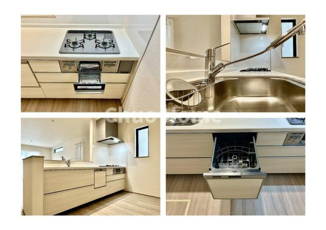 足立区青井6丁目新築分譲住宅のキッチン|【システムキッチン】ワイドで収納豊富な使い勝手の良いカウンターキッチンには、食洗器・伸縮タイプのキッチン水栓、三ツ口コンロ・魚焼きグリルなどの便利な設備が標準完備されています。