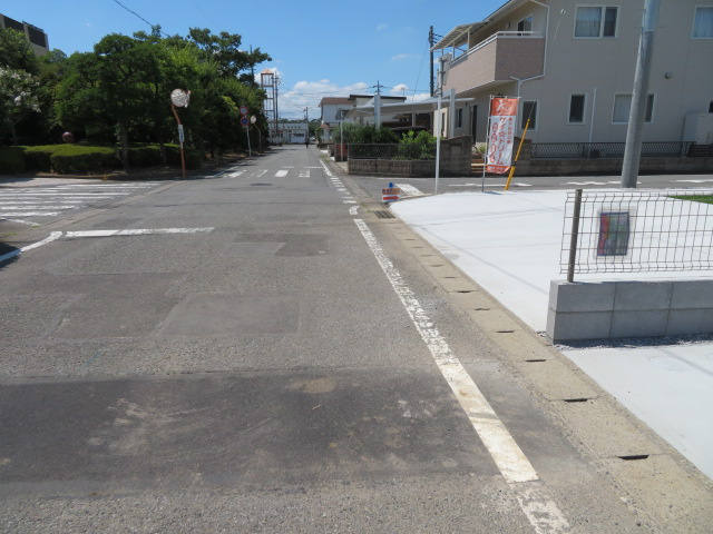 玉村町大字下新田（全2棟）A号棟の前面道路含む現地写真