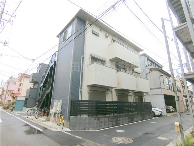 カヴァリエの外観|2018年3月築　木造地上3階建て総戸数7戸　東京都大田区本羽田1丁目　
京急空港線糀谷駅徒歩10分、京急本線雑色駅徒歩16分、京急蒲田駅徒歩20分