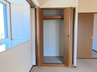 【収納】 | ライオンズマンション弘前一番町 | 洋室　約６．８畳クロゼット　※内装前