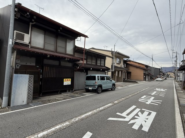 26/7/30ご成約　戸建　飛騨市古川町幸栄町　390万（2025/12/1新規、2026/4/30価格変更)の前面道路含む現地写真