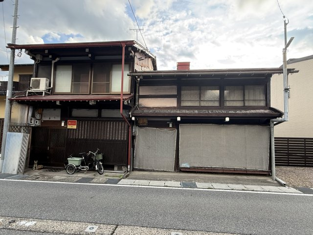 26/7/30ご成約　戸建　飛騨市古川町幸栄町　390万（2025/12/1新規、2026/4/30価格変更)の前面道路含む現地写真