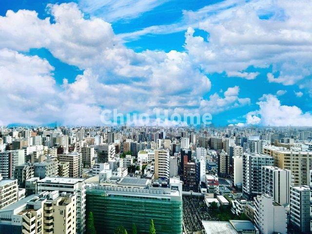 浅草タワーの展望|手を伸ばせば、ふれることが出来そうな環境が、そのままインテリアになったような印象です。その豊かな眺望にふさわしい空間には、通風・採光にも優れ、心地よい光と風があふれています