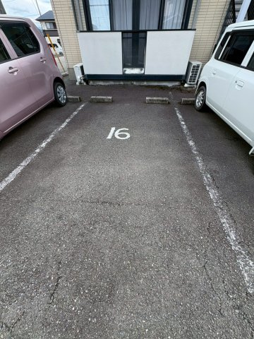 リバティー三津屋の駐車場