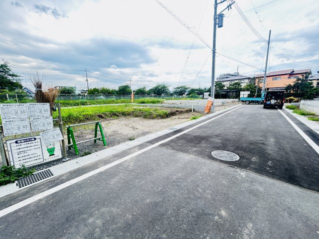 新築　前橋市北代田町第10-2期　クレイドルガーデン　5号棟の前面道路含む現地写真|現地写真　北側接道幅員約ｍ
