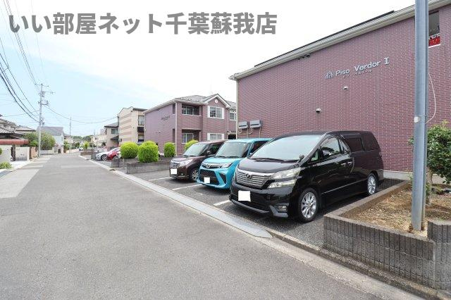ピソ・ベルドールⅠの駐車場|駐車場があるので、車を買う予定の方も安心です