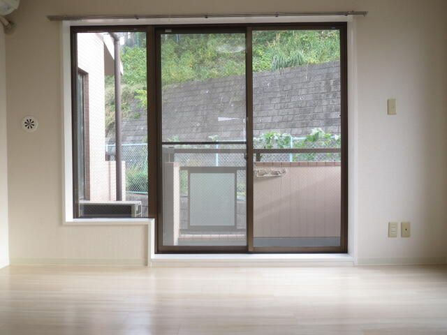 川崎市麻生区金程１丁目の賃貸マンションの居間・リビング