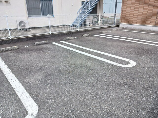 プロス　ＥＫＩＭＡＥの駐車場