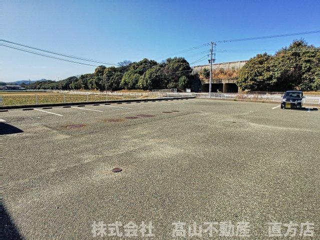 直方市大字植木のアパートの駐車場