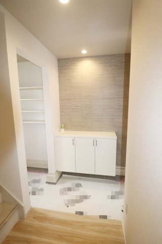 郡山市大槻町字針生金畑　　　  ２号棟　　　柴宮小学校、郡山第１中学区　の玄関|※同社施工例