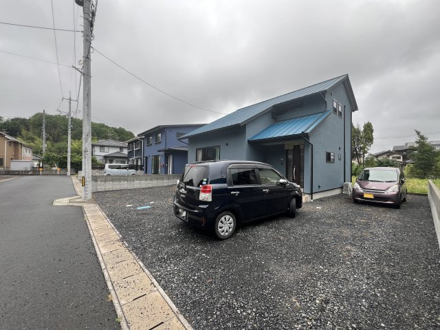 苫田郡鏡野町　中古住宅3LDKの駐車場