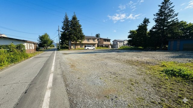 軽井沢駅より約2km、ショッピングプラザにも近い整形地の外観