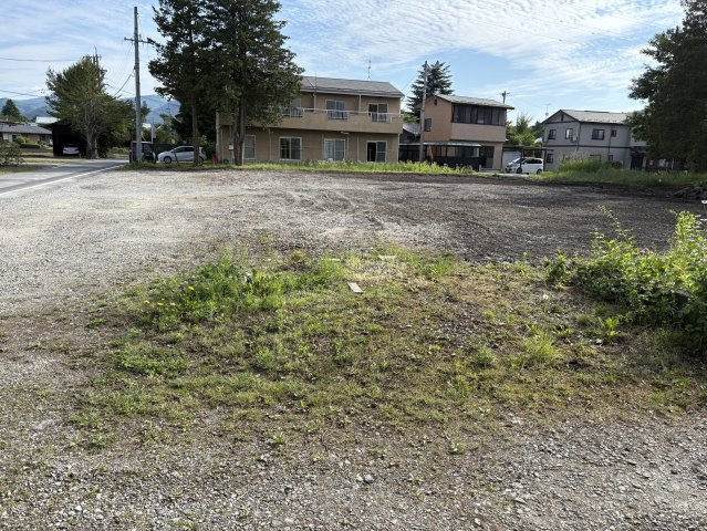 軽井沢駅より約2km、ショッピングプラザにも近い整形地の外観|敷地南側より撮影。