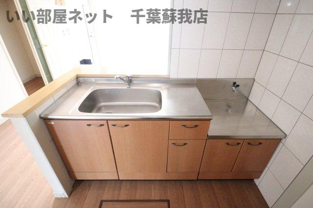 スプリングチェリーⅠのキッチン|コンパクトなキッチンで掃除もラクラク
