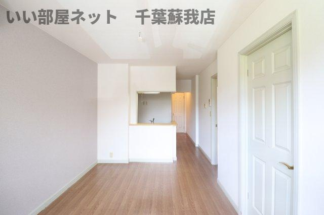 スプリングチェリーⅠの居間・リビング|こちらのリビングで趣味の時間をお楽しみください