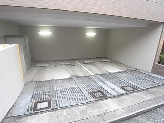 クレール神戸上沢通の駐車場
