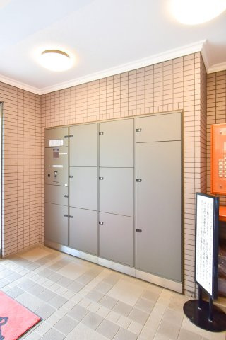 ライオンズヒルズ調布つつじケ丘弐番館の設備|ライオンズヒルズ調布つつじケ丘弐番館：便利な宅配ボックス付きマンションです！