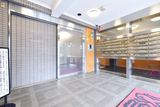 ライオンズヒルズ調布つつじケ丘弐番館のエントランス|ライオンズヒルズ調布つつじケ丘弐番館：オートロック＆防犯カメラも付いております！