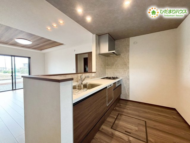 羽生市砂山第1期　新築一戸建て　ワイウッドコート11のキッチン|対面式キッチンは、調理中もリビングの様子が見渡せて安心です。床下収納が備わり、食材や日用品のストックがしやすく、毎日の家事を効率よく進められる設備が整っています!