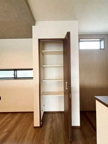 羽生市砂山第1期　新築一戸建て　ワイウッドコート11の収納|キッチン周りがスッキリ片付くパントリーです！ ストック品やキッチン用品もたっぷり収納できます！家事がよりスムーズになる嬉しい設備です(*^-^*)