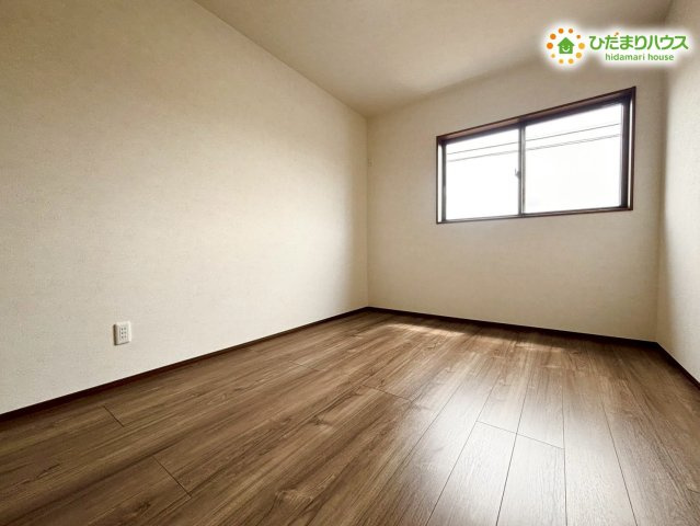 羽生市砂山第1期　新築一戸建て　ワイウッドコート11の洋室|6帖の洋室は、落ち着いた色味の床が心地よい雰囲気をつくる一室。収納もしやすい広さで、子ども部屋や趣味スペースなど多用途に使える点が魅力です。家具の配置がしやすく、毎日の暮らしに寄り添う快適な空間です！