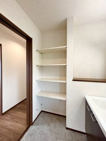 羽生市砂山第1期　新築一戸建て　ワイウッドコート11の収納|脱衣所収納が備わり、タオルや洗剤などをすっきり片付けられる便利なスペース！ 洗濯動線が整いやすく、家事の効率がぐっと上がります。生活感が出やすい場所を整えられるため、毎日が快適に過ごせる設備です。