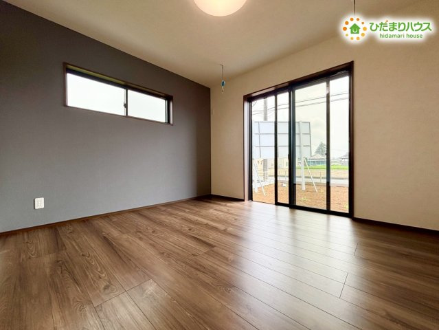 羽生市砂山第1期　新築一戸建て　ワイウッドコート11の寝室|7.1帖の主寝室は、落ち着いた色味のアクセントクロスが空間を引き締め、ゆったりと過ごせる心地よさを感じられる一室です。家具配置もしやすく、毎日の休息時間がより快適になります★