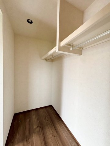 羽生市砂山第1期　新築一戸建て　ワイウッドコート11の収納|衣類や季節物をまとめて収納できるウォークインクローゼットは、動線がスムーズで片付けがしやすく、毎日の身支度が快適になります。ゆとりある広さで収納力も十分です( *´艸｀)