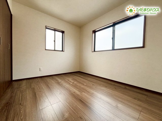 羽生市砂山第1期　新築一戸建て　ワイウッドコート11の子供部屋|2面に窓がある子供部屋は、朝から夕方まで自然光が入り、明るく過ごしやすい空間です。学習スペースや遊び場のレイアウトもしやすく、成長に合わせて使い方を変えられます！