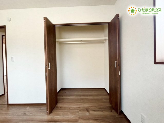 羽生市砂山第1期　新築一戸建て　ワイウッドコート11の収納|日常使いの衣類をすっきり収納できるクローゼットは、扉を閉めれば室内が整い、生活感を抑えた空間を保てます。必要な物がすぐ取り出せるため、忙しい朝もスムーズです！
