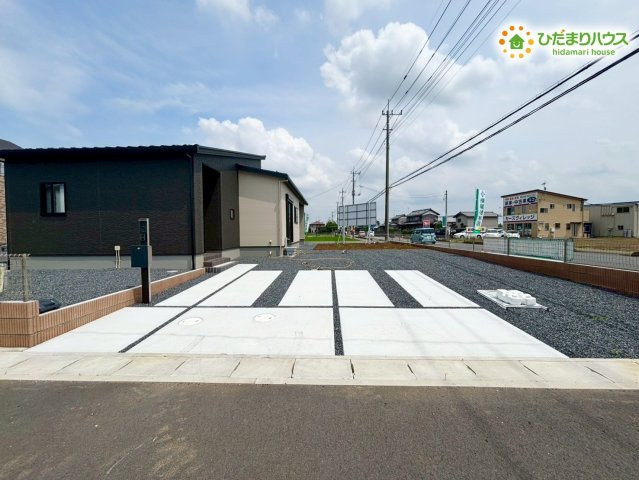 羽生市砂山第1期　新築一戸建て　ワイウッドコート11の駐車場|並列2台分のカースペースで、毎日の通勤や買い物もスムーズ◎来客時にもゆとりを持って駐車できる広さが嬉しいポイントです! 車移動が中心のご家庭にも使いやすい環境が整っています！