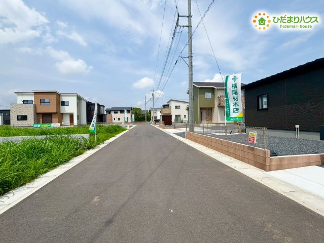 羽生市砂山第1期　新築一戸建て　ワイウッドコート11の前面道路含む現地写真|角地ならではの開放感が広がる立地です。 前面道路がゆとりある幅で、車の出し入れや歩行時も安心して利用できます! 周辺の見通しも良く、落ち着いた環境で暮らしやすい住まいです♪