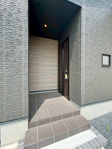 羽生市砂山第1期　新築一戸建て　ワイウッドコート11の玄関|奥行きのある玄関ポーチは雨の日でも出入りがしやすく、荷物の受け渡しにも便利なスペースです。ゆとりある造りが毎日の動線を快適にしてくれる心地よい玄関です!