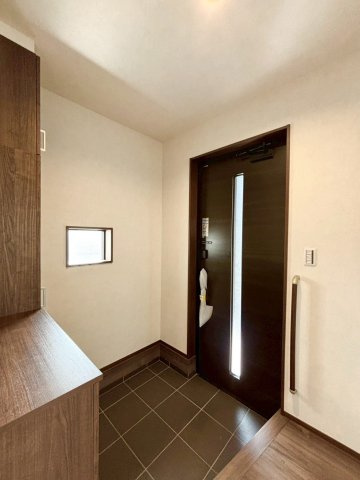 羽生市砂山第1期　新築一戸建て　ワイウッドコート11の内装|シューズボックスを備えた明るい玄関♪！白を基調とした内装が清潔感を演出し、帰宅時に気持ちよく迎えてくれる空間です。収納が整っているため靴や小物が片付きやすく、すっきりとした状態を保ちやすい点も魅力◎