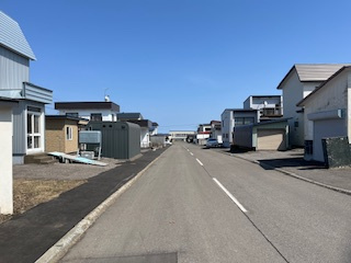 網走市潮見７丁目６番地１２　中古売家の前面道路含む現地写真