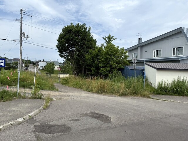 網走市潮見７丁目６番地１２　中古売家の前面道路含む現地写真