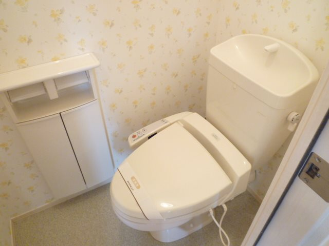 ☆温水洗浄・暖房便座付きトイレです☆
