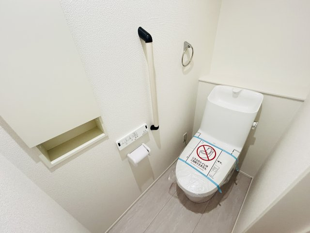 新築　佐波郡玉村町板井　GRAFARE　2号棟のトイレ|現地写真　節水タイプのウォシュレット付きトイレ、水道料節約に一役買います！							
