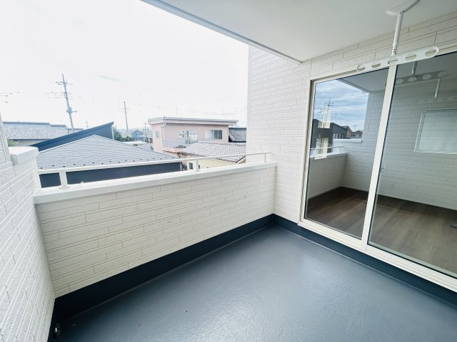 新築　佐波郡玉村町板井　GRAFARE　2号棟のバルコニー|現地写真　日当たりの良いバルコニーは気持ちよく洗濯物が干せます♪							
							
					
　　　