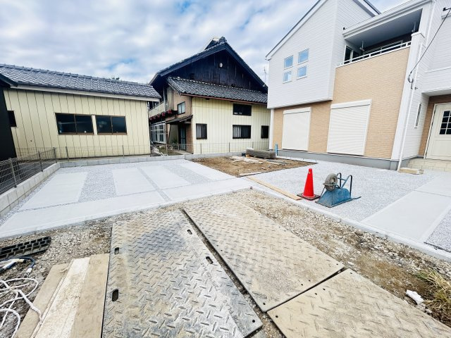 新築　佐波郡玉村町板井　GRAFARE　2号棟の駐車場|現地写真　駐車スペースは3台分可能です！

