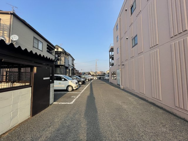 メゾンロゼの駐車場