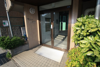 【エントランス】 | Ｍ’プラザ石山弐番館 | 玄関アプローチも大事な空間です。めまぐるしく過ぎ行く日々の中でゆったりとした休息と癒しを提供してくれる居住者のプライベート空間があります。