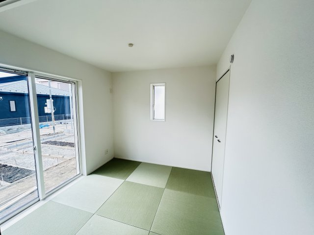 新築　佐波郡玉村町板井　GRAFARE　3号棟の和室|現地写真　リビング隣の和室はお子様の遊び部屋としてもちょうどいいですね♪							
