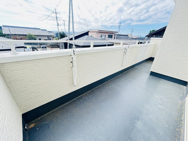 新築　佐波郡玉村町板井　GRAFARE　3号棟のバルコニー|現地写真　日当たりの良い広々バルコニー！どのお部屋からも行き来できます。							
								
