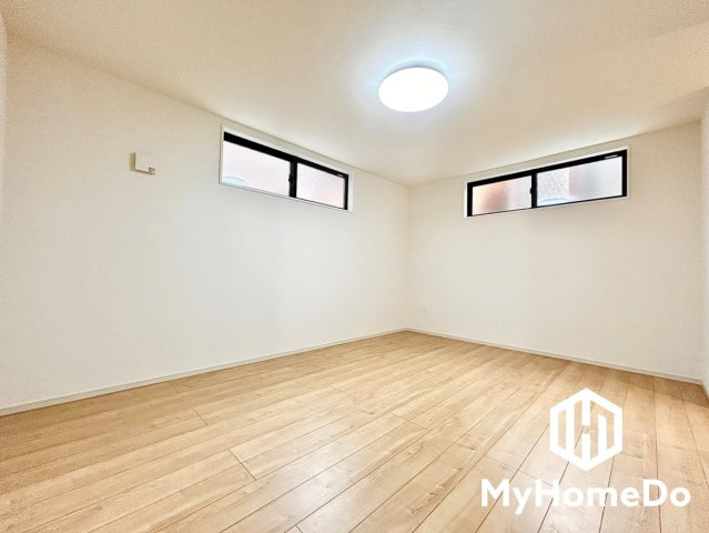 北区八代町2丁目　1期の子供部屋|お子様のお部屋にも適した洋室。木目調のフローリングで様々なテイストの家具に馴染む内装です。