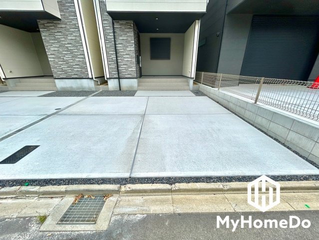 北区八代町2丁目　1期の外観|雨の日でも出入りがしやすい、屋根付きの玄関アプローチです。石目調の壁材が落ち着いた印象を与えます。